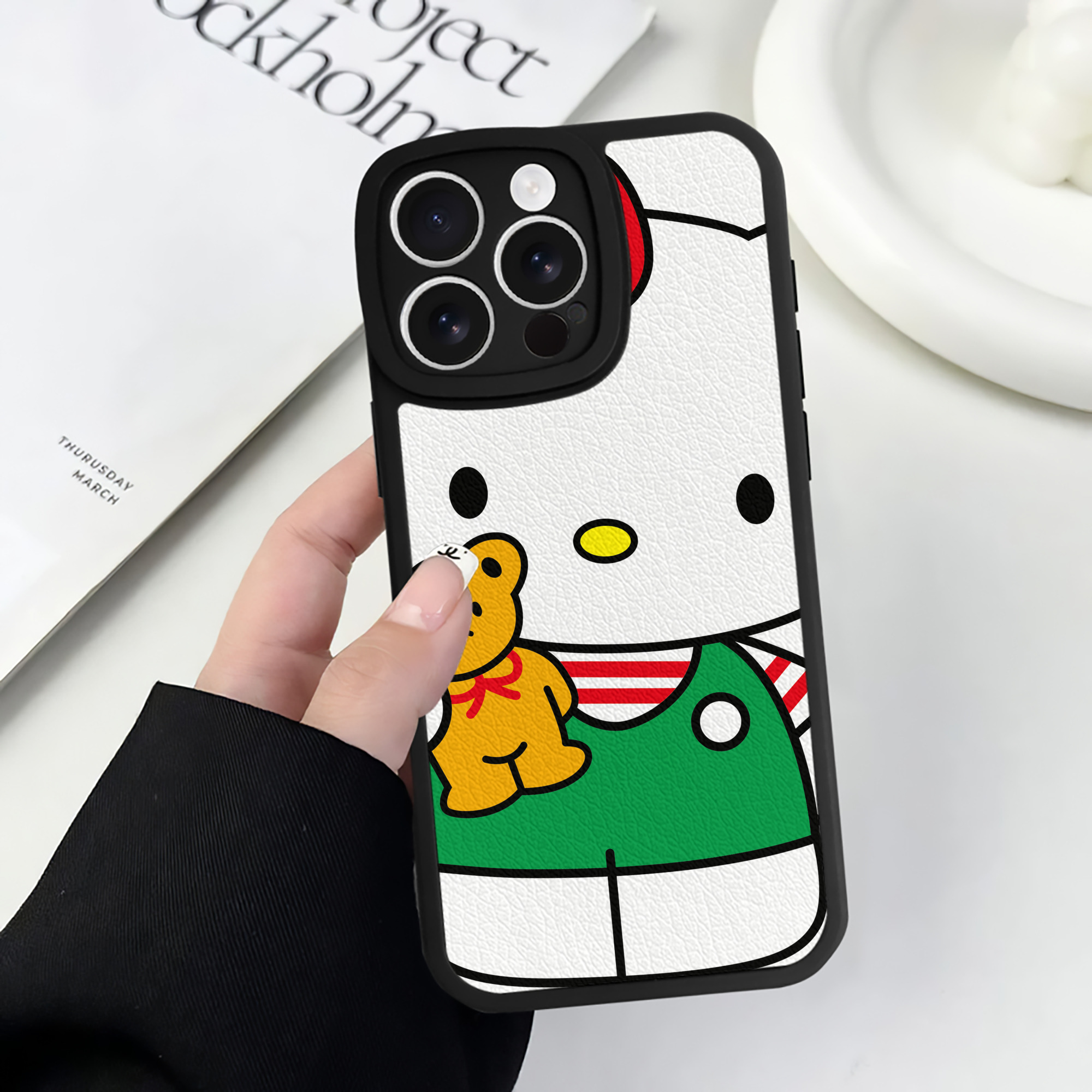 （画像用） Hello Kitty ハローキティ 【iPhone 16シリーズ対応】シリコンスマホケース（レザー調） 材質：シリコン